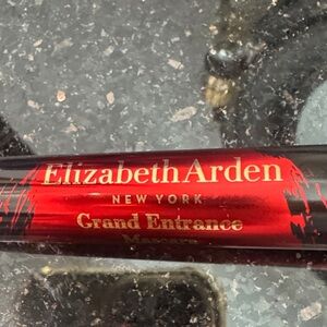 Elizabeth Arden Grand Entrance Mascara in Bold Red